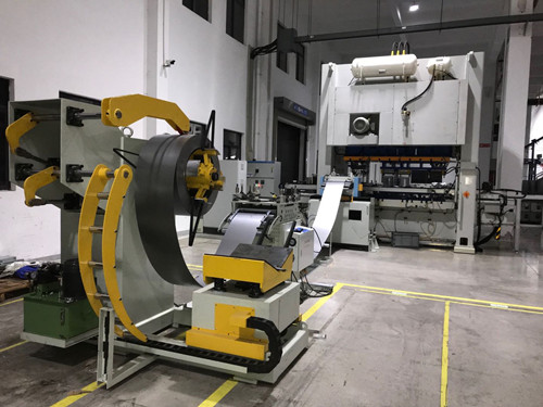 為何偏擺送料機在圓片落料沖壓中比普通伺服送料機更具優(yōu)勢？